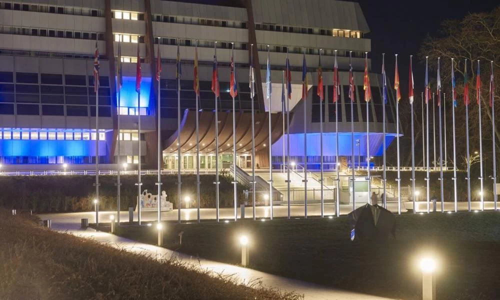 Φωταγωγήθηκε το Συμβούλιο της Ευρώπης για την επέτειο της 25ης Μαρτίου